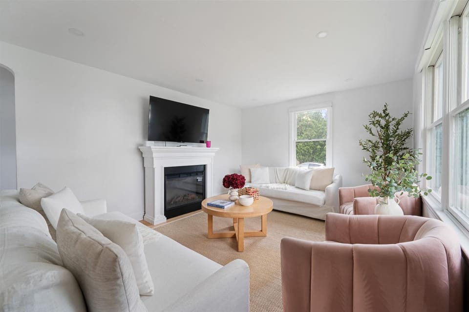 Communal lounge/ TV room, TV and multimedia, Living room, Seating area, Evening entertainment