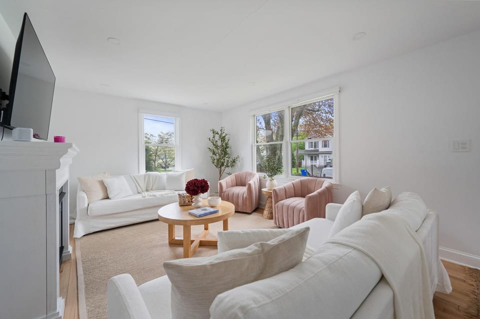 TV and multimedia, Living room, Seating area, Evening entertainment