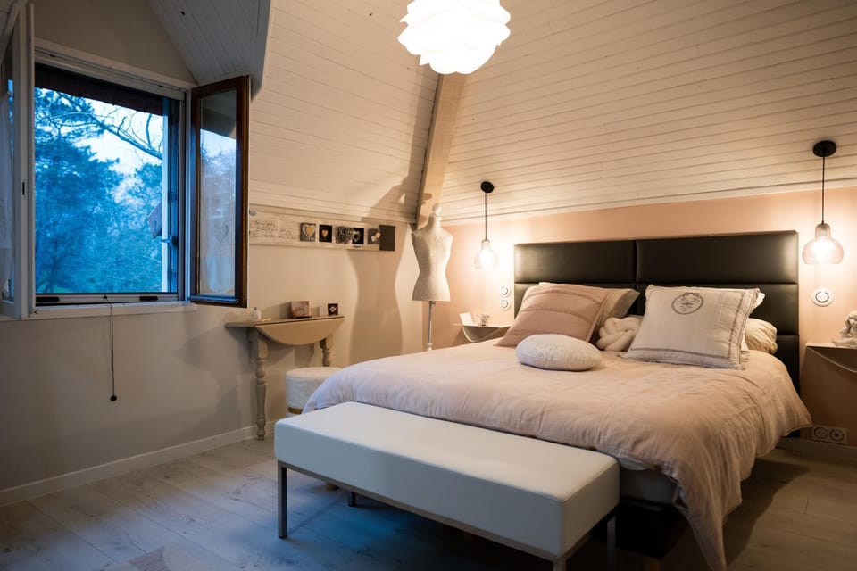 Photo of the whole room, Bedroom