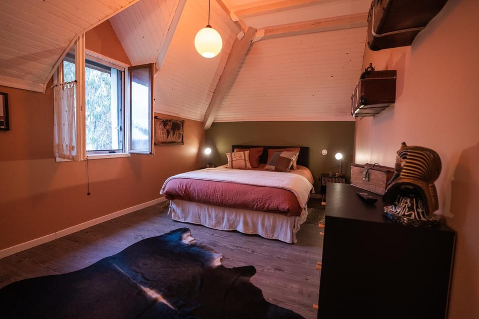 Photo of the whole room, Bedroom, air conditioner