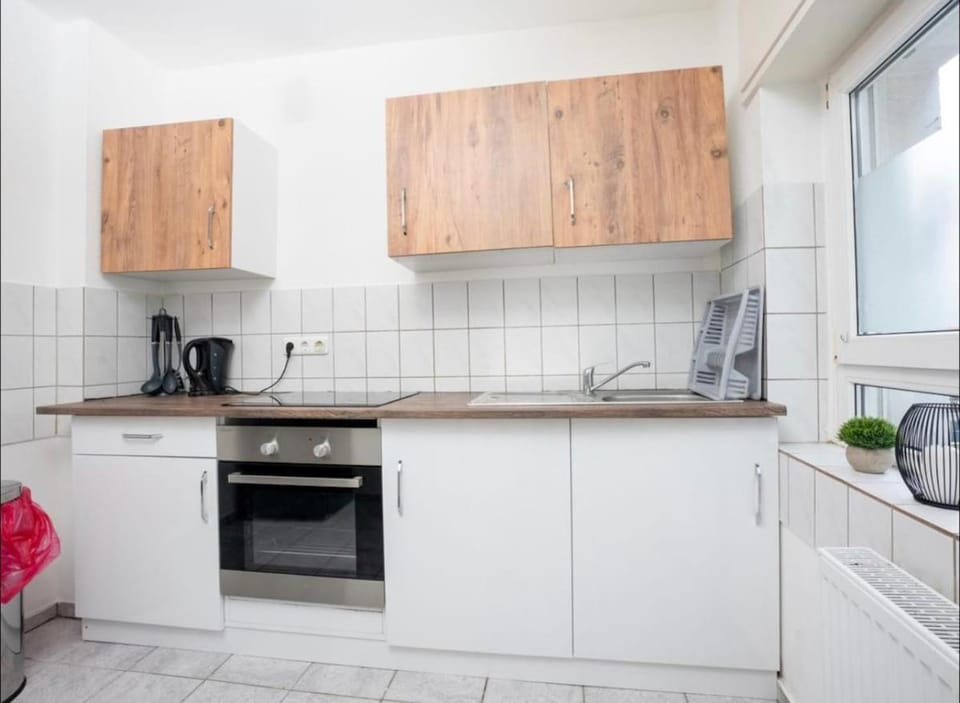 Coffee/tea facilities, Kitchen or kitchenette, stove