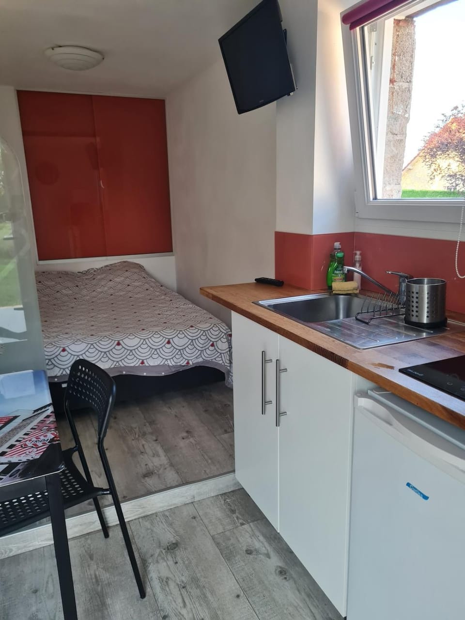 Bed, TV and multimedia, Kitchen or kitchenette, Photo of the whole room, Dining area, Bedroom, oven, stove