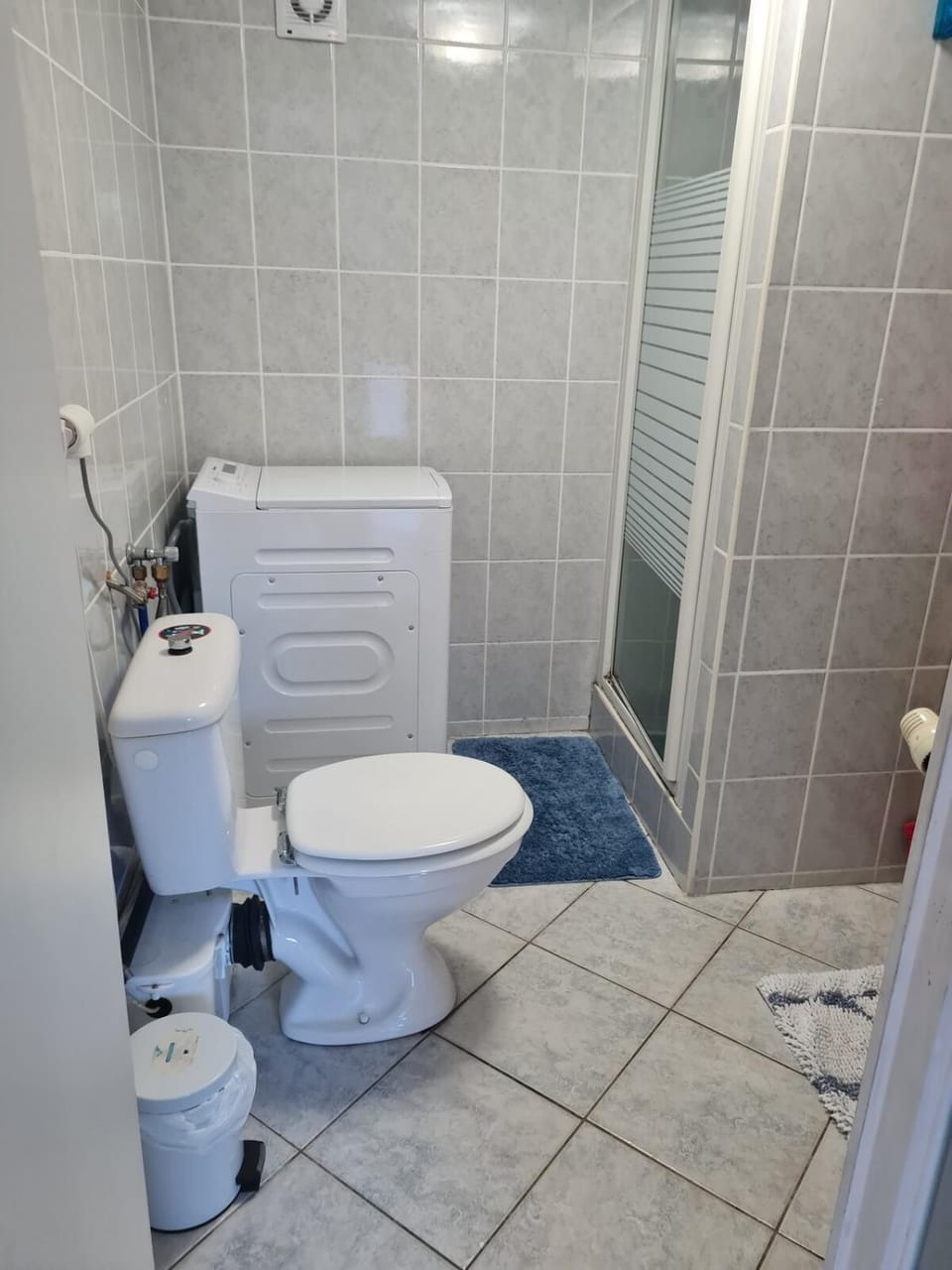 Shower, Toilet, Bathroom, towels