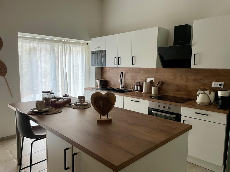 Coffee/tea facilities, Kitchen or kitchenette, Dining area, Breakfast, dishwasher, oven, stove, toaster