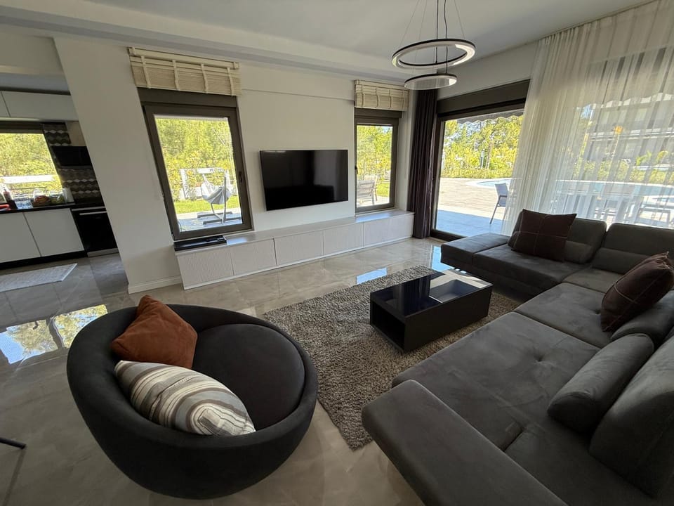 Communal lounge/ TV room, TV and multimedia, Living room, Seating area, Evening entertainment