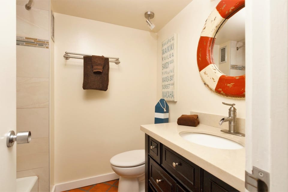 Toilet, Bathroom, Decorative detail