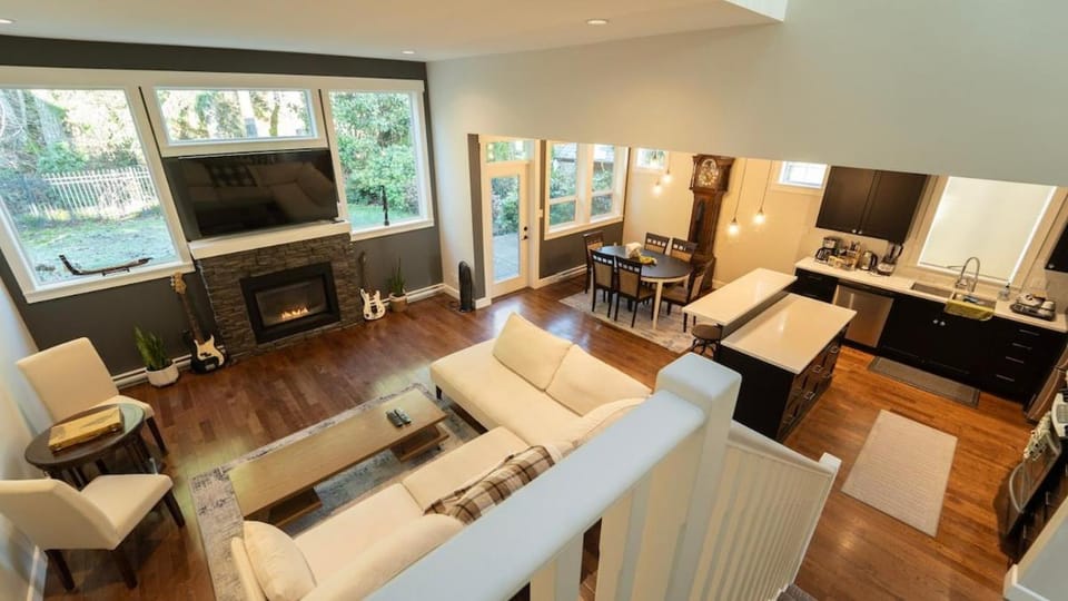 TV and multimedia, Kitchen or kitchenette, Living room, Seating area, Dining area, Evening entertainment