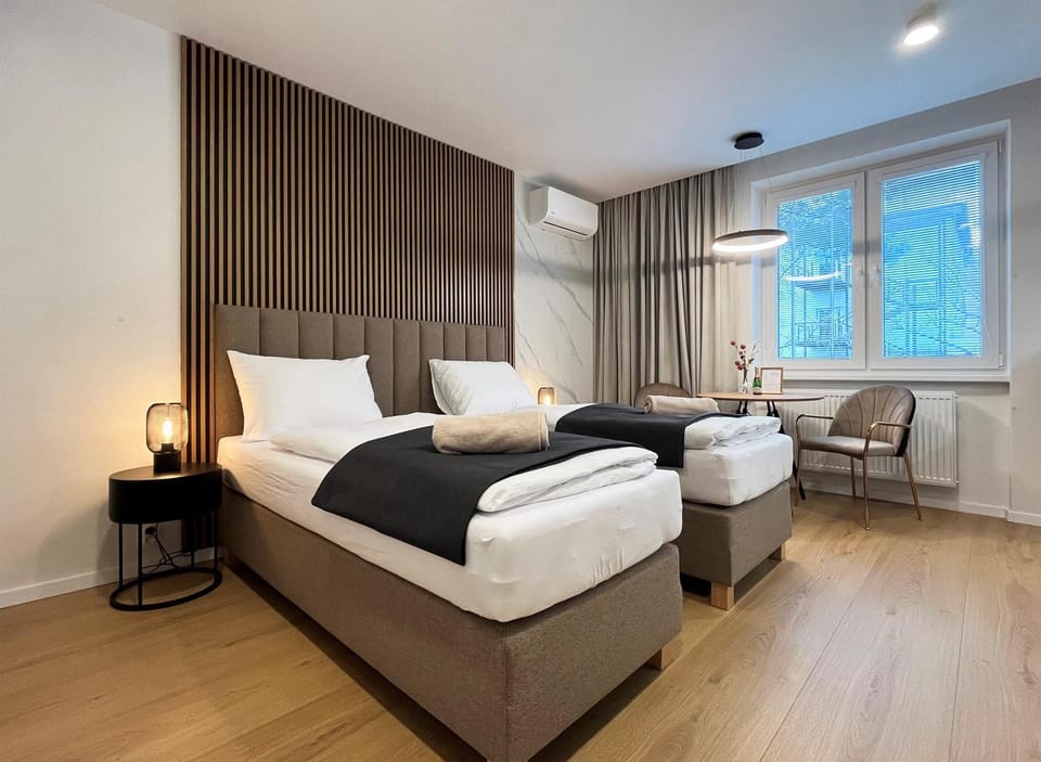 Seating area, Bedroom, air conditioner