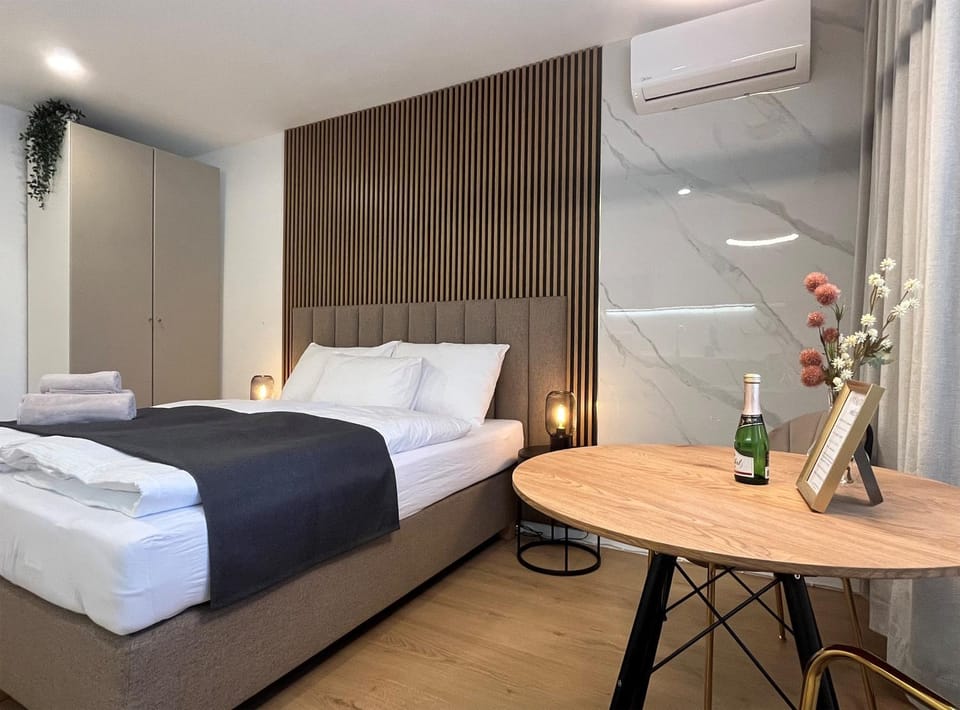 Seating area, Dining area, Bedroom, Alcoholic drinks