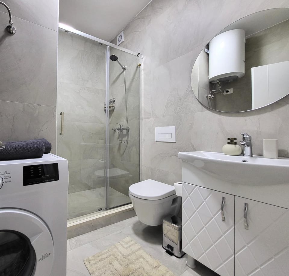Shower, Toilet, Bathroom, Bath, towels, washing machine