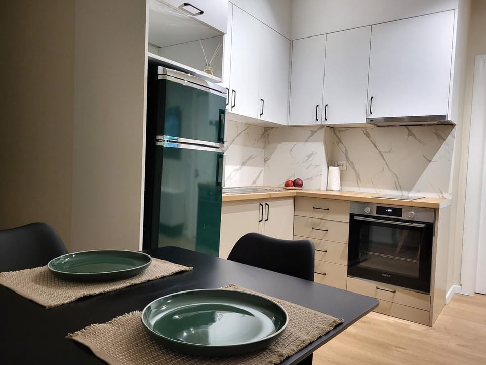 Kitchen or kitchenette, Dining area, oven, stove