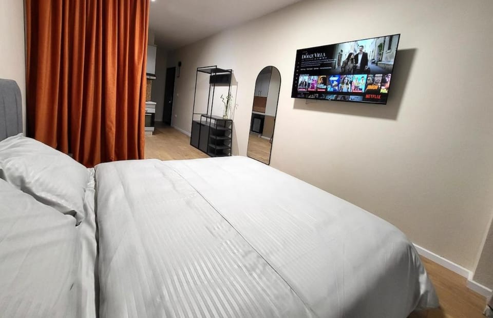 Communal lounge/ TV room, Bed, TV and multimedia