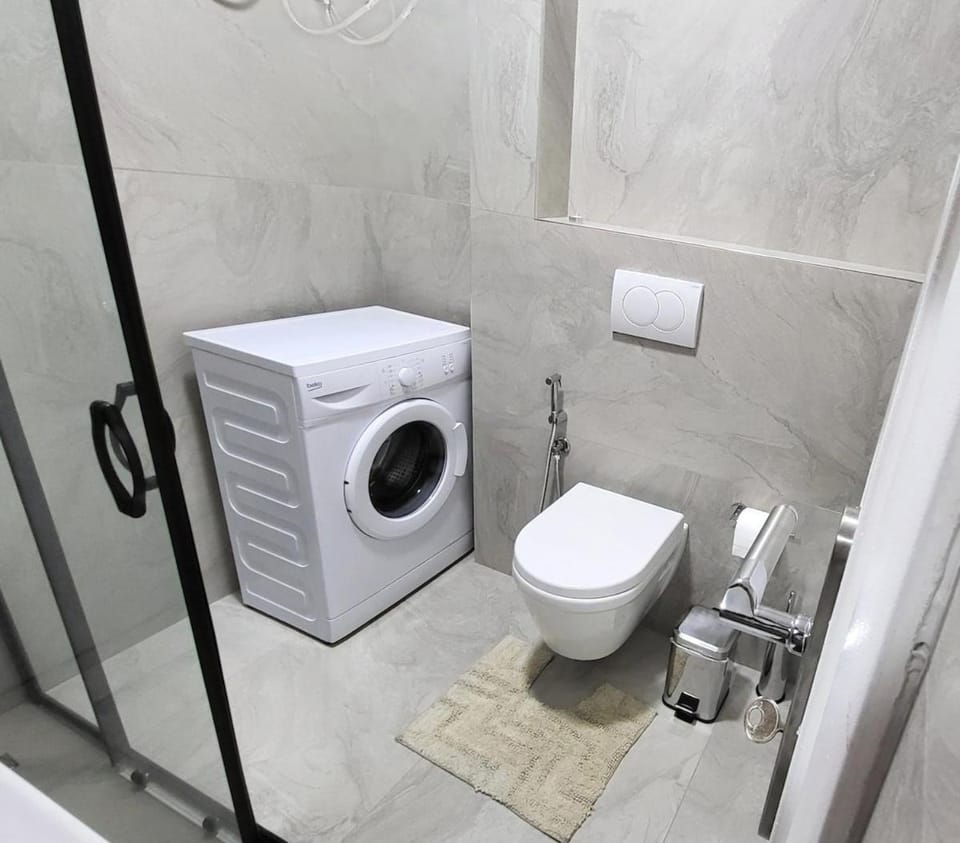 Shower, Toilet, Bathroom, towels, washing machine