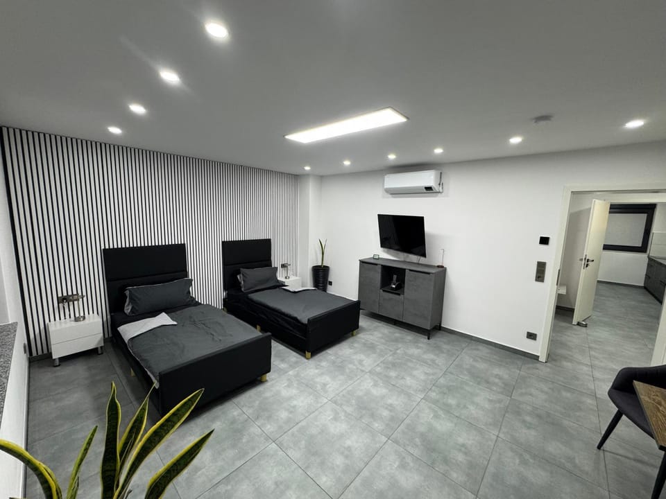 Kitchen or kitchenette, Dining area, oven