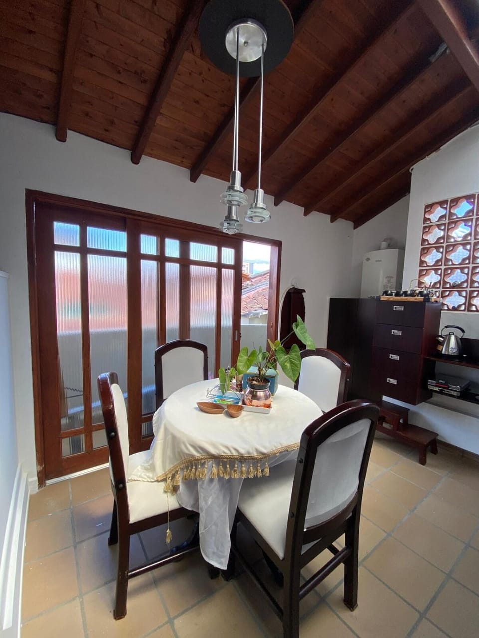 Kitchen or kitchenette, Dining area