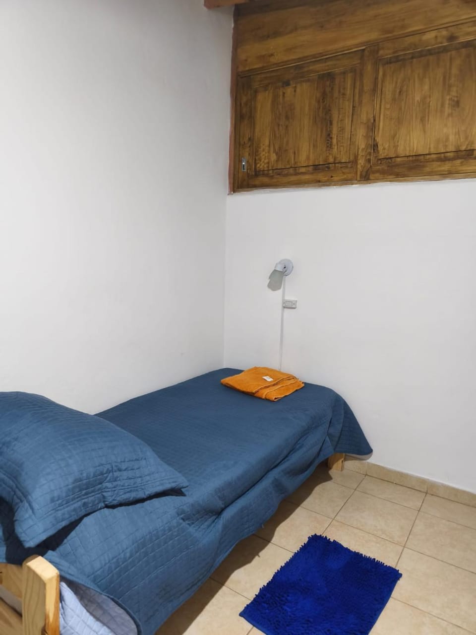 Bed, Photo of the whole room, Bedroom, locker, towels