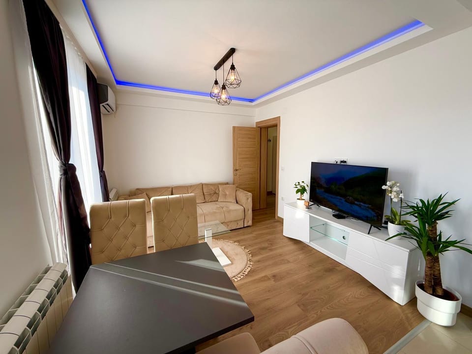 Communal lounge/ TV room, Bed, TV and multimedia, Living room, Seating area, Evening entertainment, Bedroom