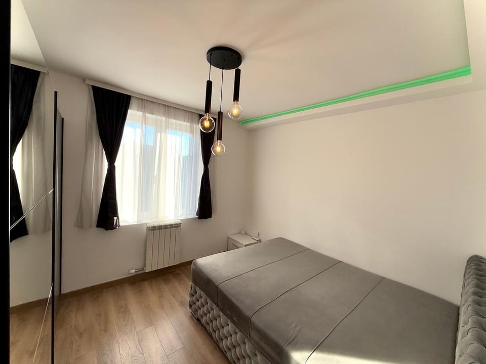 Bed, TV and multimedia, Bedroom