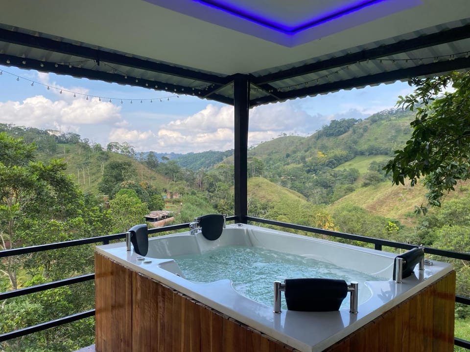 Cabaña en Norcasia con Jacuzzi sin calefacción, piscina agua de manantial y opción de atracciones extremas Paraíso Xtreme Campground/ 
RV Resort in Caldas, Colombia