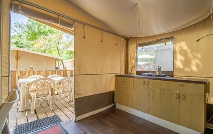 Kitchen or kitchenette, Dining area