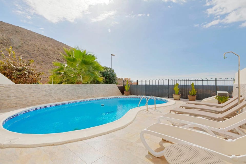 Townhouse with private pool! Villa in Los Cristianos