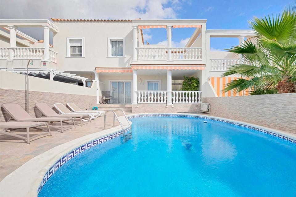 Swimming pool, sunbed