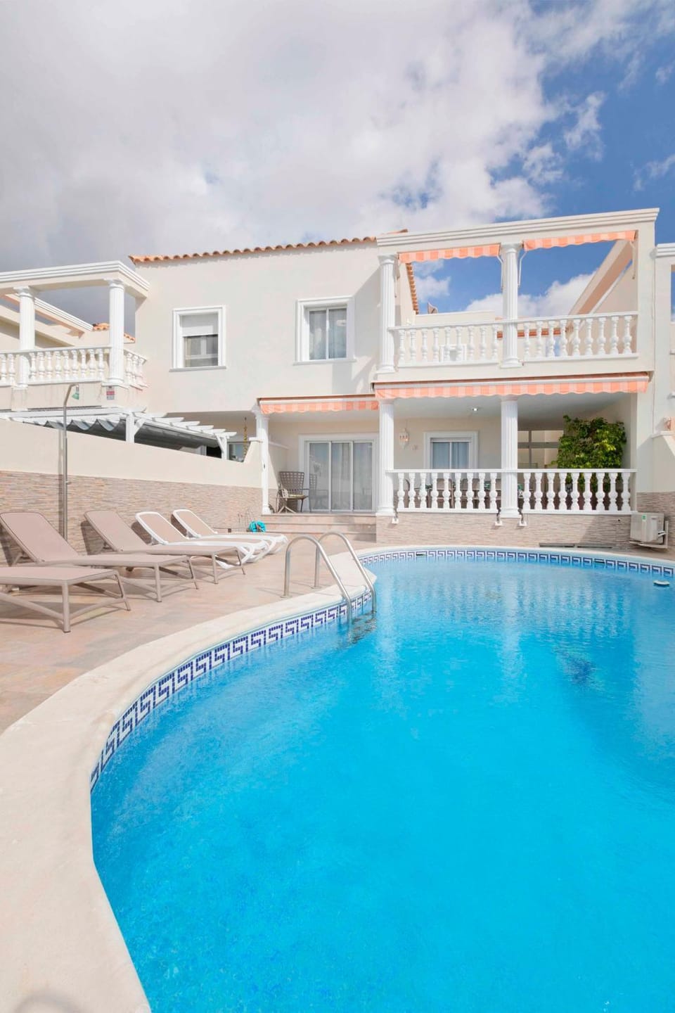 Swimming pool, sunbed
