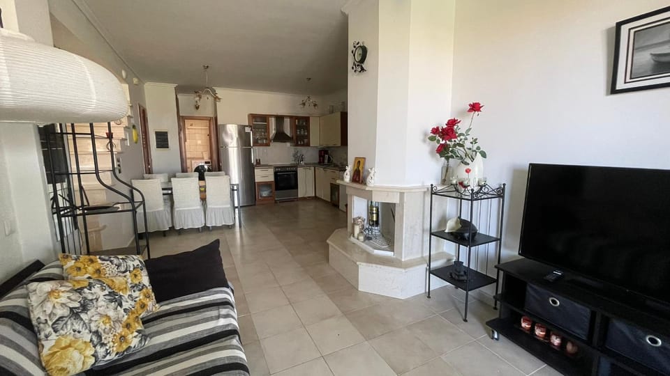 TV and multimedia, Kitchen or kitchenette, Living room, Seating area, Dining area, Evening entertainment, oven, stove