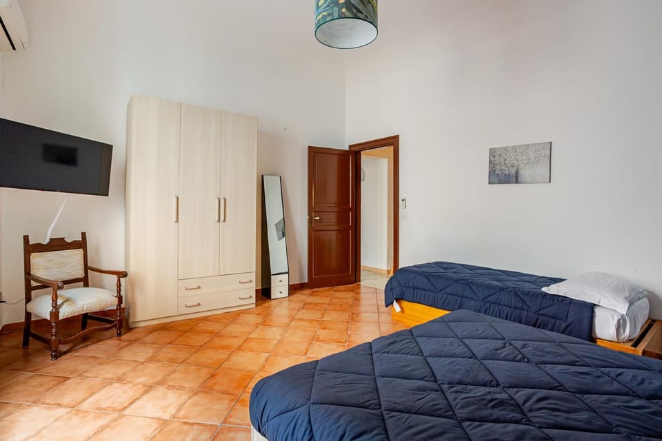 Bed, TV and multimedia, Photo of the whole room, Bedroom, wardrobe