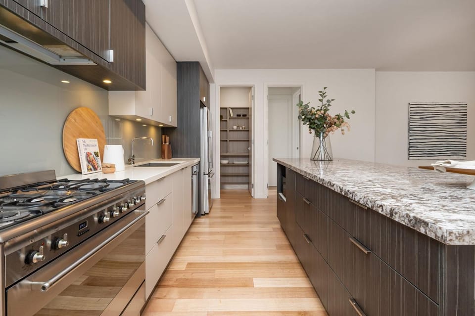 Kitchen or kitchenette, dishwasher, stove