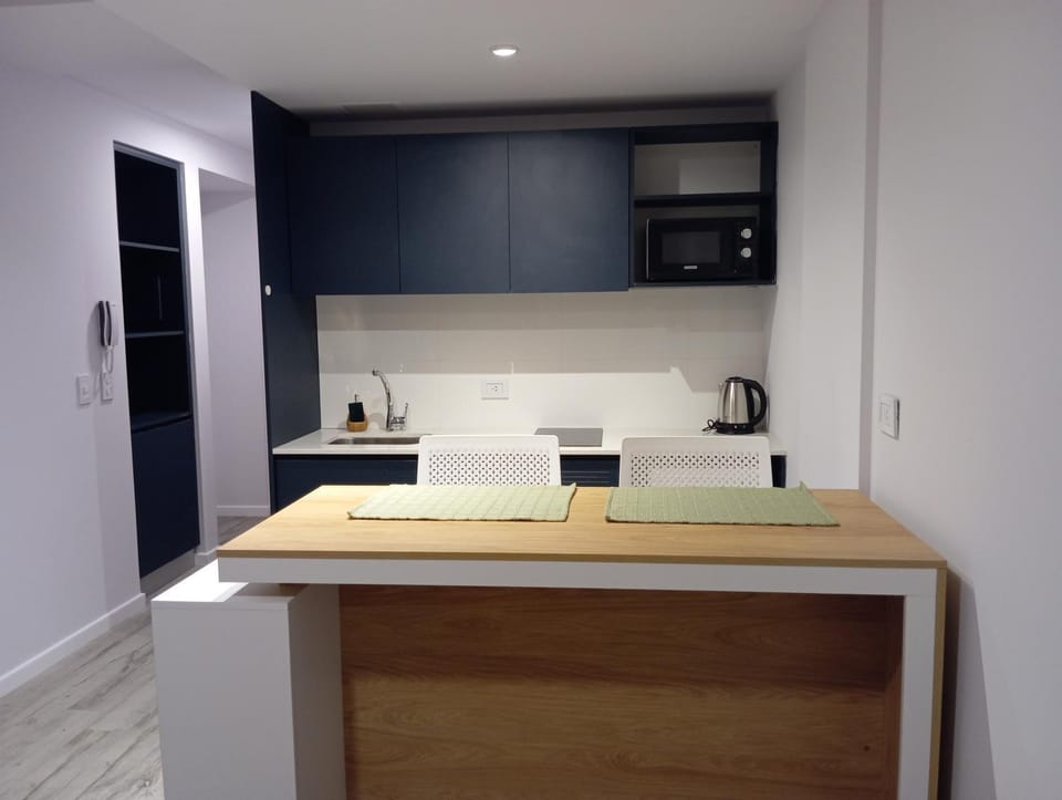 Kitchen or kitchenette, minibar