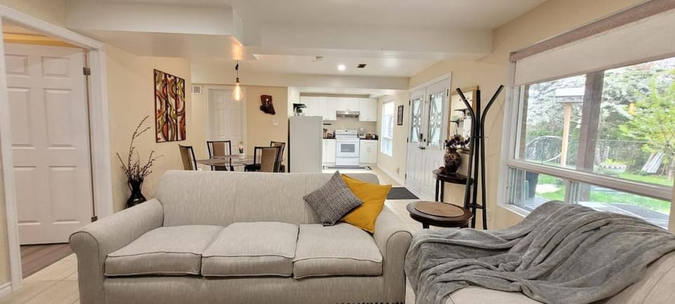 Holiday Hideout Basement Unit Apartment in Pickering