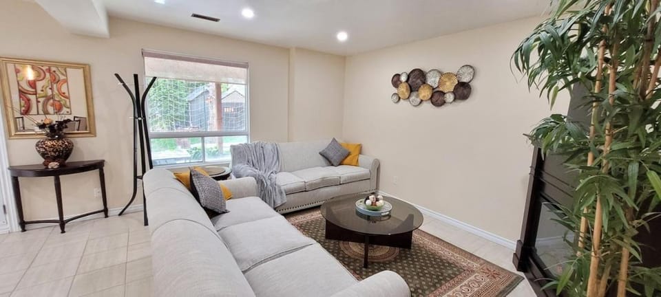 Holiday Hideout Basement Unit Apartment in Pickering