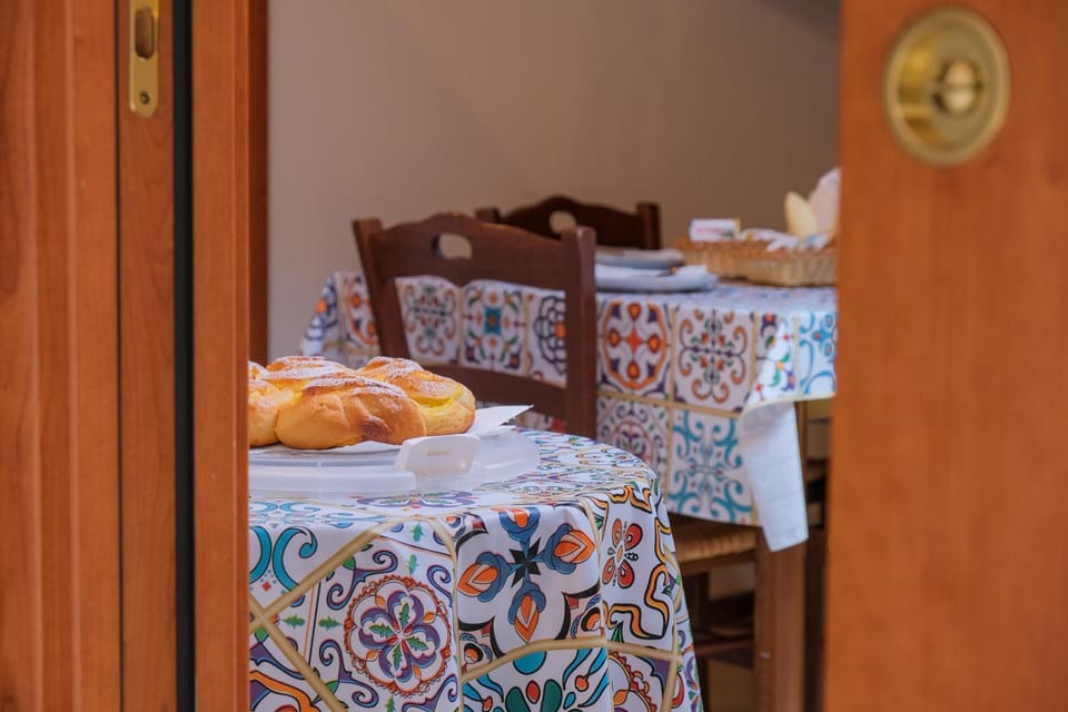 Communal lounge/ TV room, Breakfast, Buffet breakfast, Italian breakfast