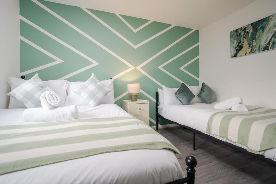 Bed, Bedroom, towels