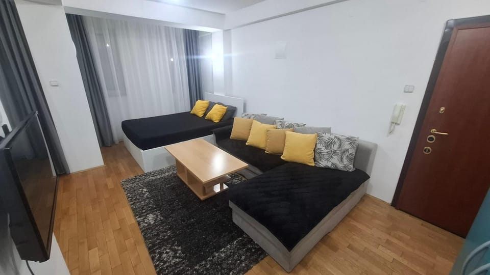 Bed, TV and multimedia, Living room, Photo of the whole room, Seating area, Bedroom