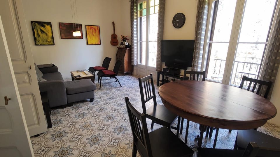 Spacious aptmt close to Pl Universidad and Pl Catalunya, 2,5 bedrooms, balcony, heating, elevator Min 31 nights Apartment in Barcelona