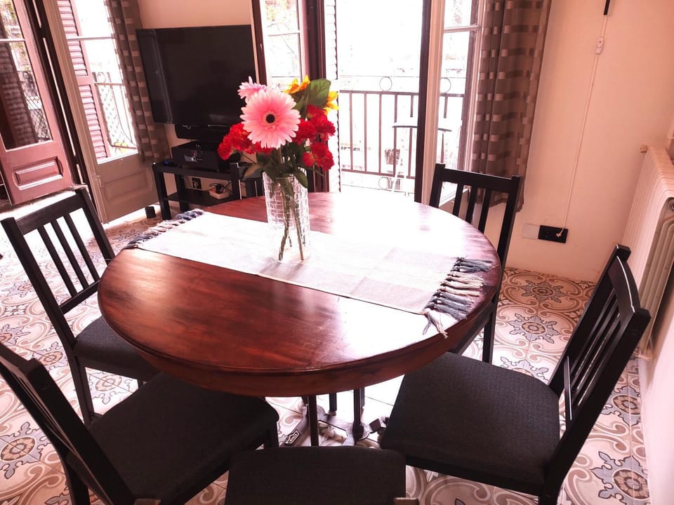 Spacious aptmt close to Pl Universidad and Pl Catalunya, 2,5 bedrooms, balcony, heating, elevator Min 31 nights Apartment in Barcelona