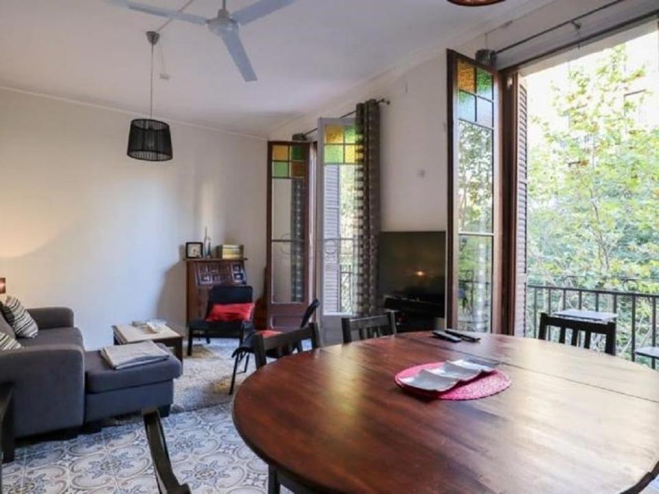 Spacious aptmt close to Pl Universidad and Pl Catalunya, 2,5 bedrooms, balcony, heating, elevator Min 31 nights Apartment in Barcelona