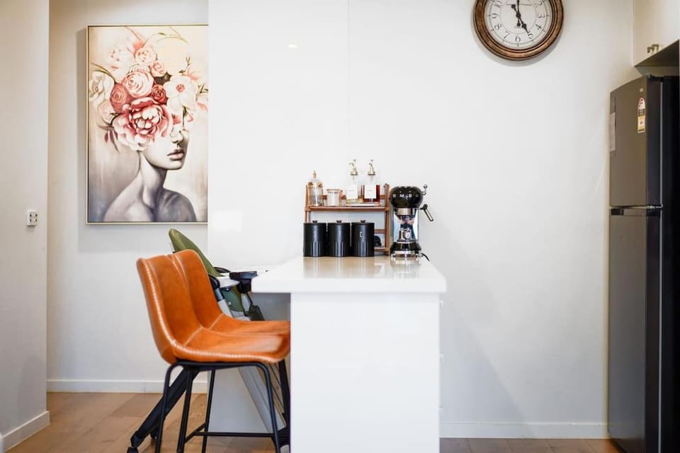 XV - Sun Soaked Ultimate Bentleigh Convenience Apartment in Melbourne