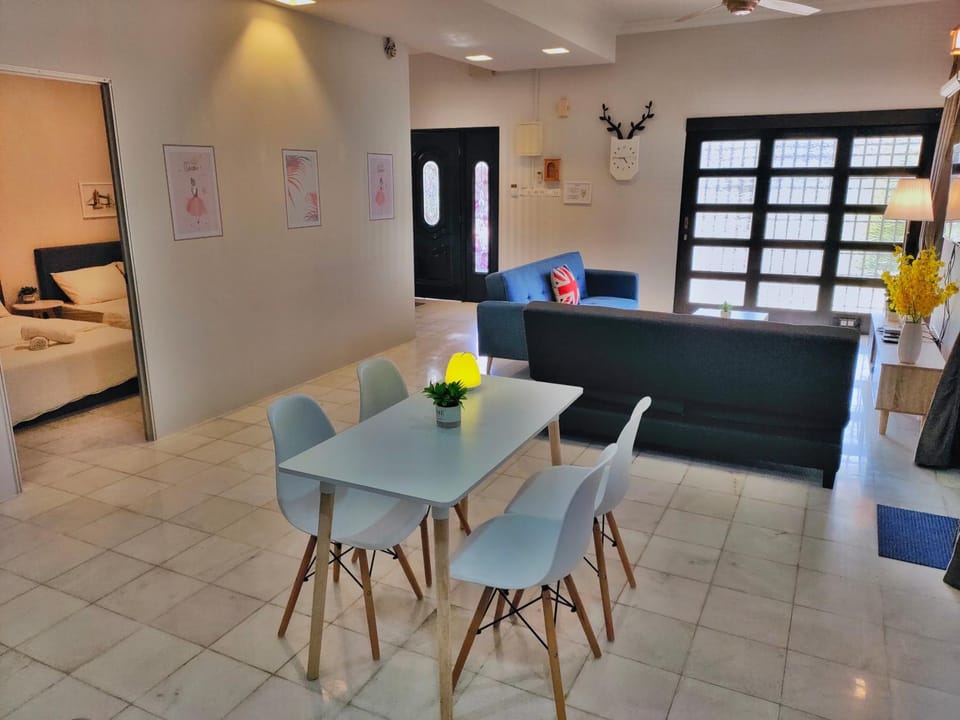 Semi-Detached, Up to 24 Pax, 3200sqft, 4 Bedrooms, 3 Bathrooms, 4 Car Parks by Star Home House in Bayan Lepas