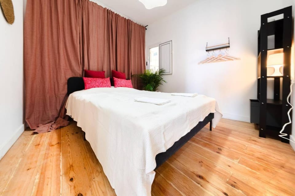 Riverfront Elegance 41BR Spacious Retreat Apartment in Lisbon