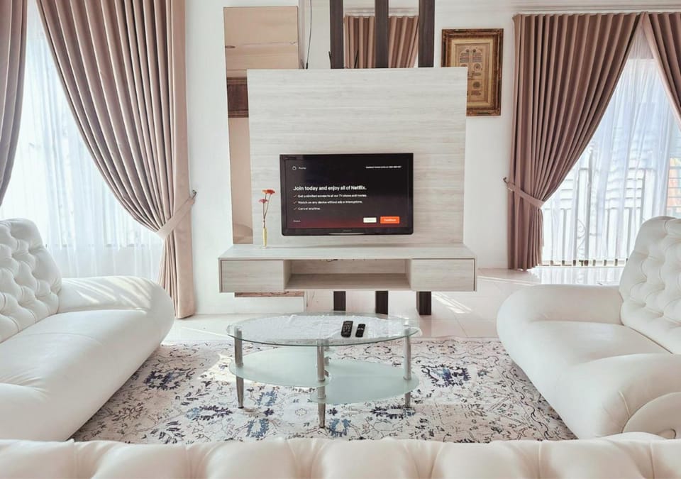 Communal lounge/ TV room, TV and multimedia, Seating area, Evening entertainment