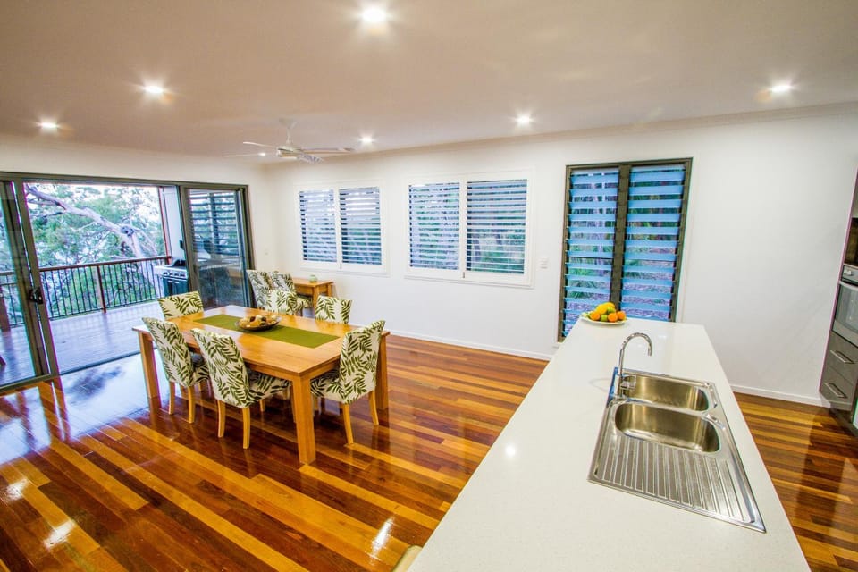 Kitchen or kitchenette, Seating area, Dining area