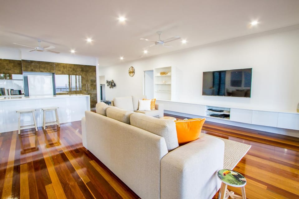 TV and multimedia, Kitchen or kitchenette, Living room, Seating area