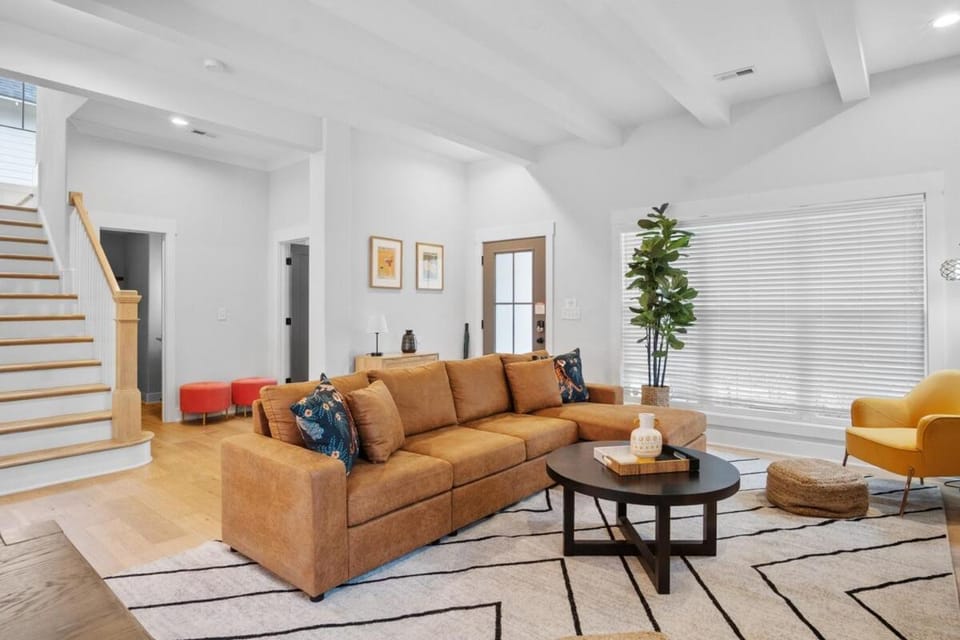 Near BoA Stadium, 5 Bedroom with Games, Backyard House in Charlotte