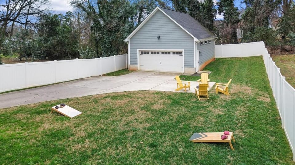 Near BoA Stadium, 5 Bedroom with Games, Backyard House in Charlotte