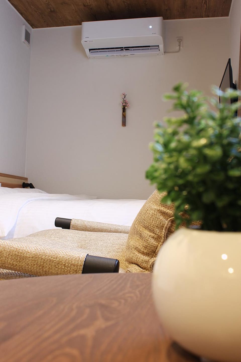 Bed, Seating area