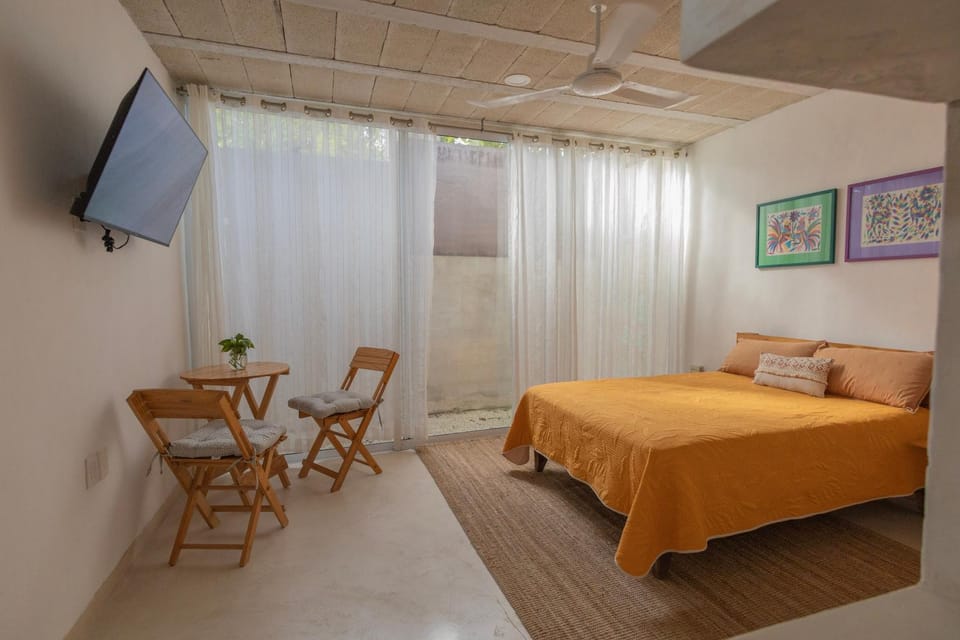 Bed, TV and multimedia, Photo of the whole room, Bedroom