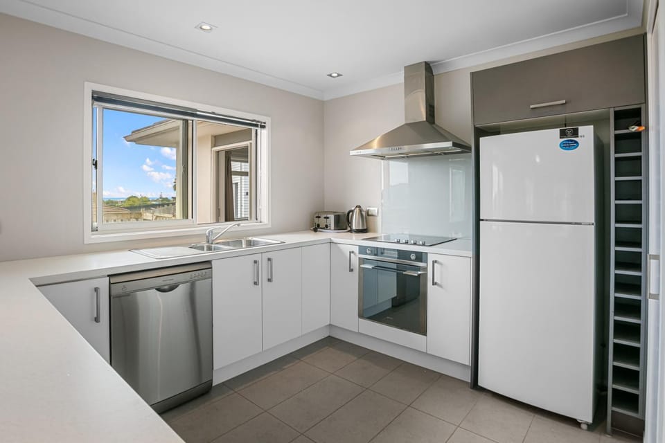 View (from property/room), Kitchen or kitchenette, dishwasher, oven, stove, toaster